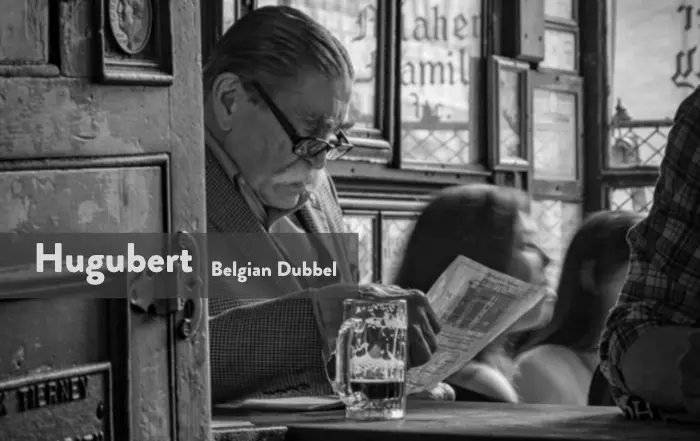 Schwarz-Weiß-Foto eines Mannes in einer Kneipe, das als Etikett für das handgemachte Hugubert Belgian Dubbel Bier dient.