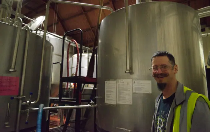 Braumeister Andy Deuchars in der Nano-Brauerei Stubby Hobbs vor großen stählernen Gärtanks beim Handwerk des Bierbrauens.