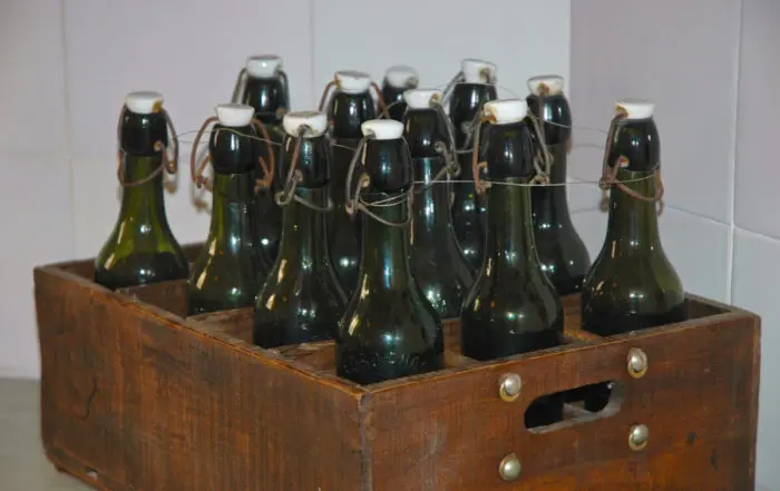Ein hölzerner Bierkasten mit mehreren grünen Bügelflaschen für handwerklich gebrautes Bier von Stubby Hobbs