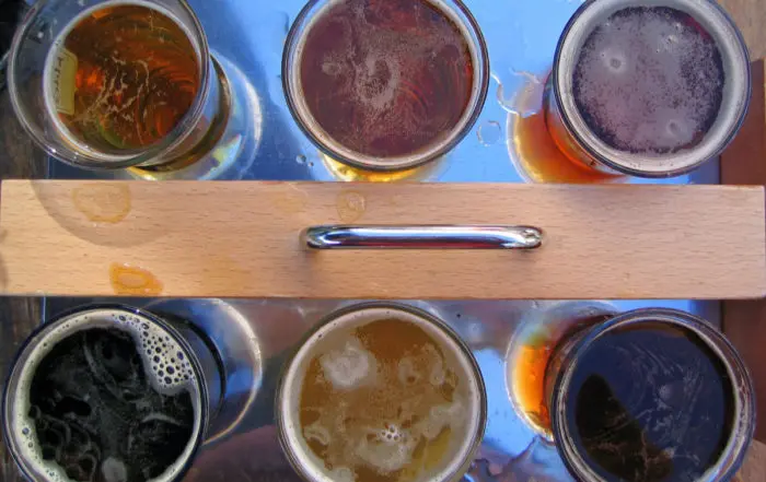 Ein Bierträger mit sechs verschiedenen Biergläsern für eine Verkostung von handwerklich gebrauten Nano-Bieren.