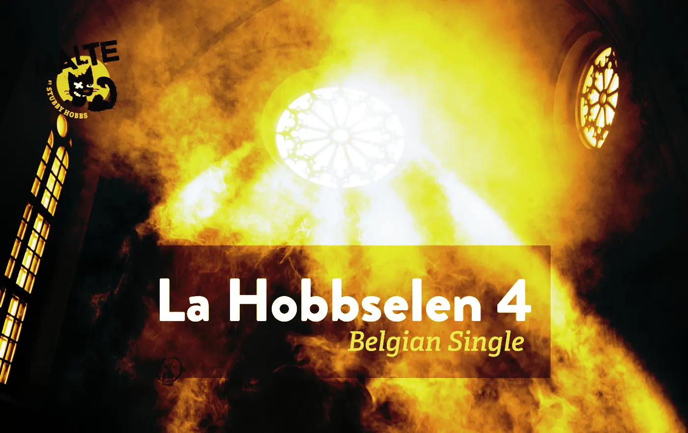 Stimmungsvolles Bild von La Hobbselen 4, einem belgischen Single Bier, präsentiert in einer nebligen Kirchenatmosphäre.
