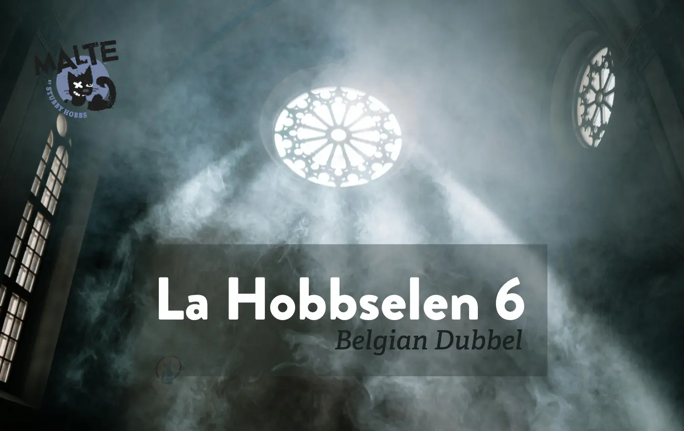 Mystisches Licht fällt durch ein Kirchenfenster auf das Label des belgischen Dubbel Biers La Hobbselen 6 von Stubby Hobbs.