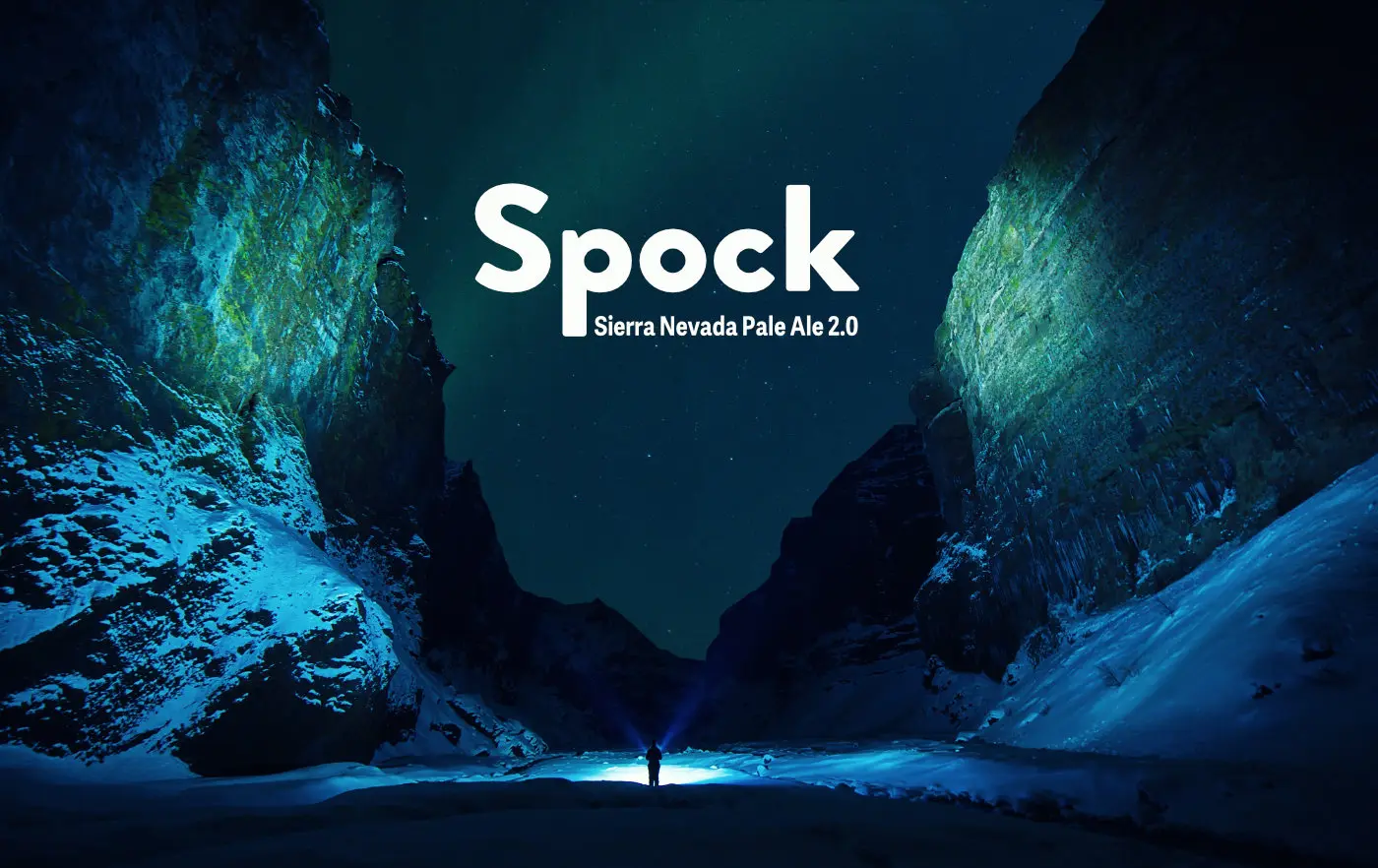 Eine Person in einer schneebedeckten Schlucht bei Nacht, darüber der Schriftzug Spock Sierra Nevada Pale Ale 2.0
