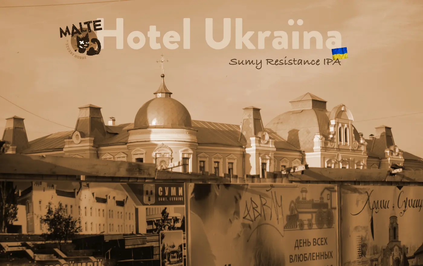 Bauzaun mit Altstadtmotiven im ukrainischen Sumy, dahinter ein historisches Gebäude mit Türmchen und Erkern