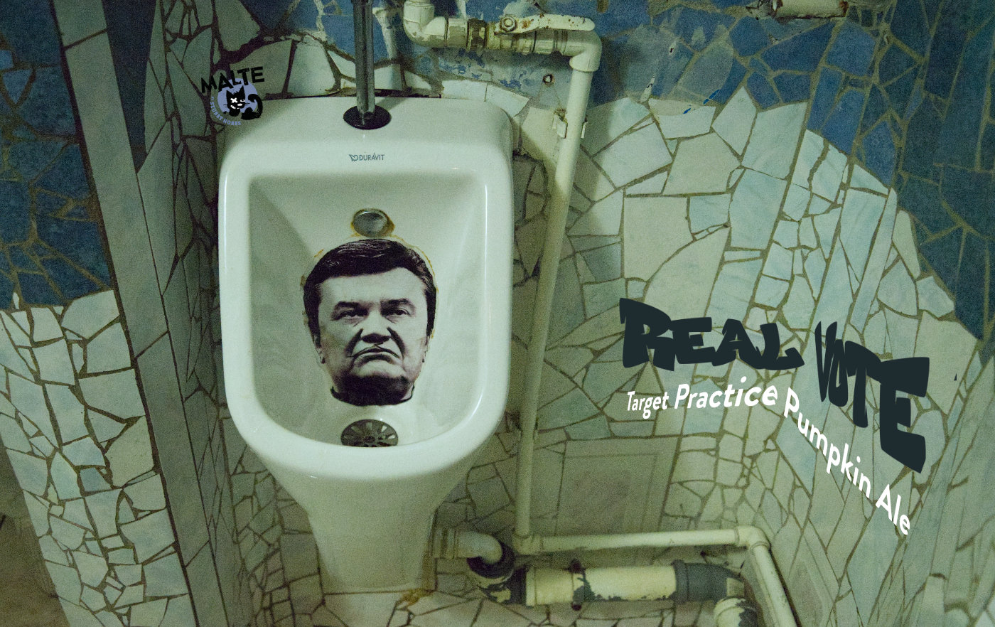 Der ehemalige ukrainische Autokrat Janukwitsch blickt missmutig aus einem Pissoir in einer ukrainischen Kneipe